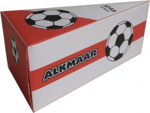 AZ voetbal traktatie taartpunt uitdelen
