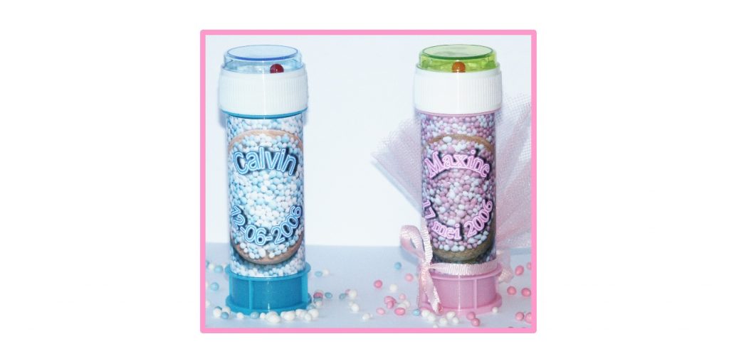 Bellenblaas etiket beschuit met roze en blauwe witte muisjes