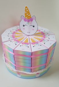Unicorn traktatie taart uitdelen