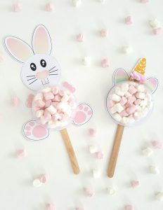 unicorn traktatie en konijntje met bal op ijsstokje